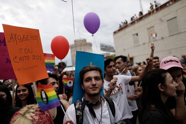 Yπερήφανη Θεσσαλονίκη: Χιλιάδες άνθρωποι στην παρέλαση υπερηφάνειας, αγάπης και ισότητας στον Λευκό Πύργο