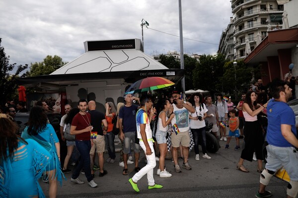 Yπερήφανη Θεσσαλονίκη: Χιλιάδες άνθρωποι στην παρέλαση υπερηφάνειας, αγάπης και ισότητας στον Λευκό Πύργο