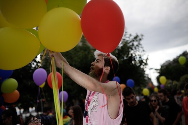 Yπερήφανη Θεσσαλονίκη: Χιλιάδες άνθρωποι στην παρέλαση υπερηφάνειας, αγάπης και ισότητας στον Λευκό Πύργο