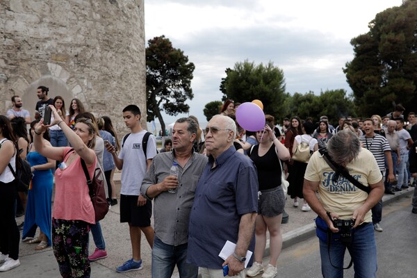 Yπερήφανη Θεσσαλονίκη: Χιλιάδες άνθρωποι στην παρέλαση υπερηφάνειας, αγάπης και ισότητας στον Λευκό Πύργο