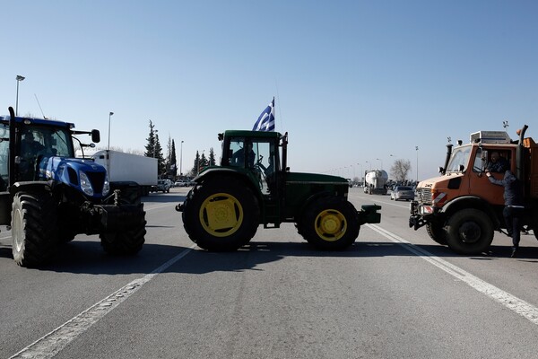 Κλειστή επ' αόριστον από τους αγρότες η εθνική οδός Αθηνών- Θεσσαλονίκης στη Νίκαια