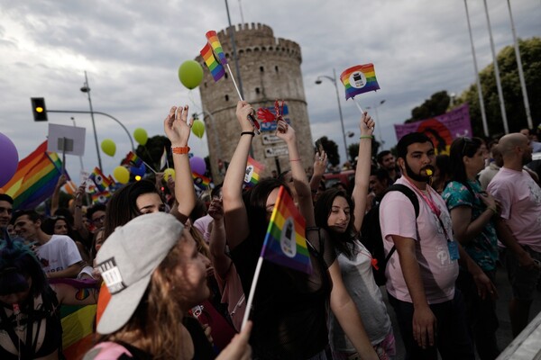 Yπερήφανη Θεσσαλονίκη: Χιλιάδες άνθρωποι στην παρέλαση υπερηφάνειας, αγάπης και ισότητας στον Λευκό Πύργο