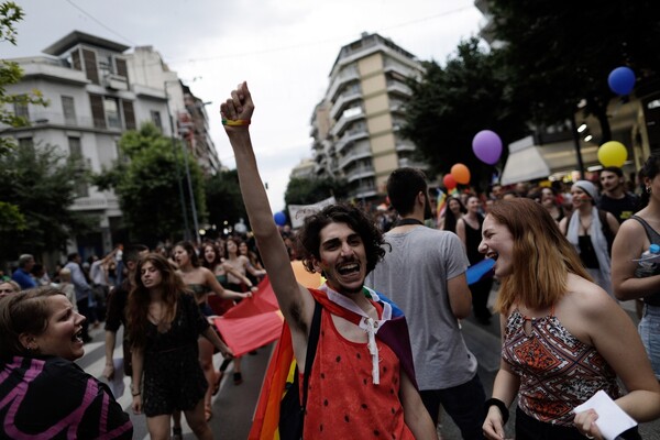 Yπερήφανη Θεσσαλονίκη: Χιλιάδες άνθρωποι στην παρέλαση υπερηφάνειας, αγάπης και ισότητας στον Λευκό Πύργο