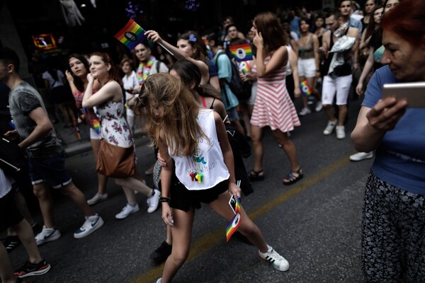 Yπερήφανη Θεσσαλονίκη: Χιλιάδες άνθρωποι στην παρέλαση υπερηφάνειας, αγάπης και ισότητας στον Λευκό Πύργο