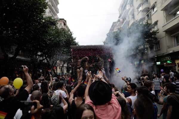 Yπερήφανη Θεσσαλονίκη: Χιλιάδες άνθρωποι στην παρέλαση υπερηφάνειας, αγάπης και ισότητας στον Λευκό Πύργο