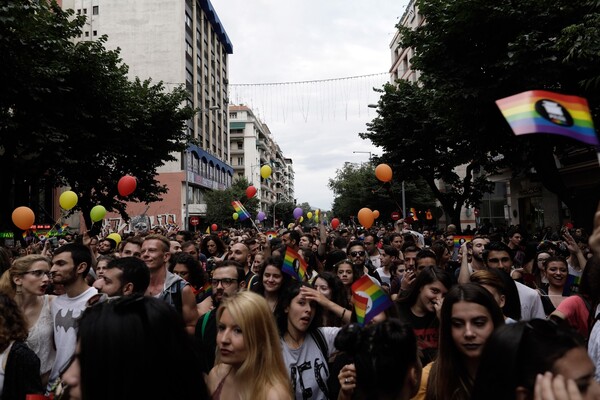 Yπερήφανη Θεσσαλονίκη: Χιλιάδες άνθρωποι στην παρέλαση υπερηφάνειας, αγάπης και ισότητας στον Λευκό Πύργο