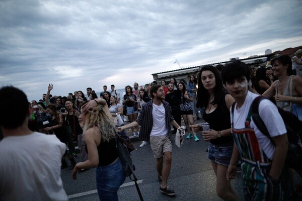 Yπερήφανη Θεσσαλονίκη: Χιλιάδες άνθρωποι στην παρέλαση υπερηφάνειας, αγάπης και ισότητας στον Λευκό Πύργο