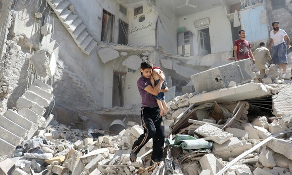 Συρία: Περισσότεροι από 100 νεκροί σε αεροπορικούς βομβαρδισμούς