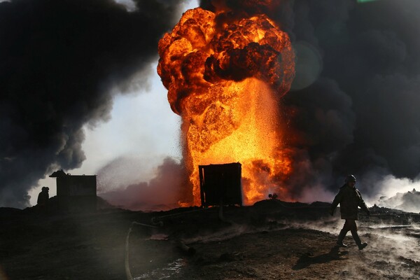 Μαχητές του Ισλαμικού Κράτους βάζουν φωτιά σε πετρελαιοπηγές στη Μοσούλη