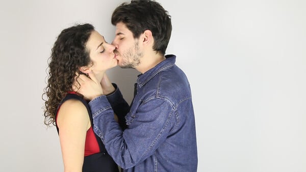 Η Αμαλία Καβάλη και ο Γιάννης Σοφολόγης, φιλιούνται μπροστά στον φακό του LiFO.gr