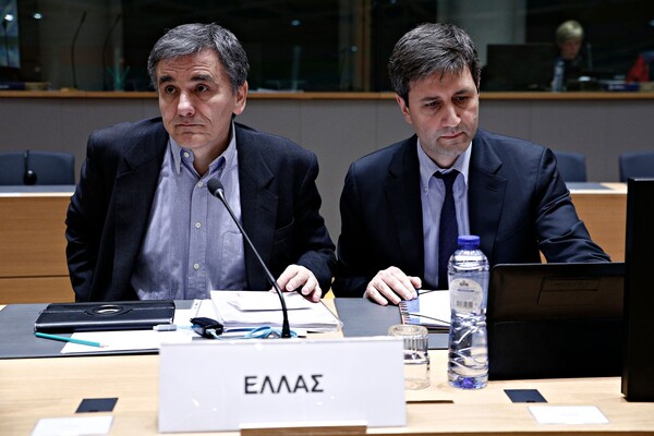 Συμφωνία στο «μίνι Eurogroup»: Η Ελλάδα δέχθηκε πρόσθετα μέτρα - Επιστρέφουν οι θεσμοί στην Αθήνα