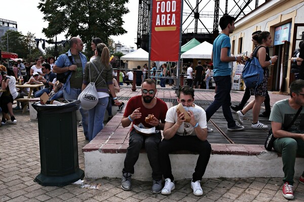 ΠΡΟΣΟΧΗ - Αυτές οι φωτογραφίες από τη μεγάλη γιορτή του Burger στην Αθήνα θα σας ανοίξουν την όρεξη