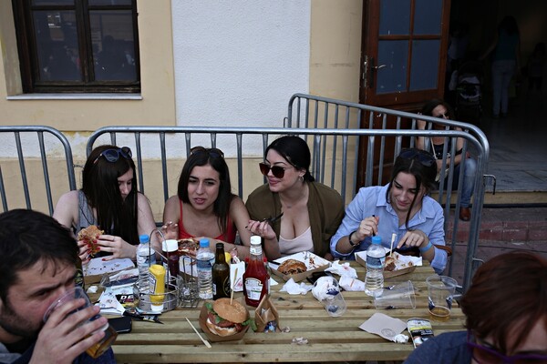 ΠΡΟΣΟΧΗ - Αυτές οι φωτογραφίες από τη μεγάλη γιορτή του Burger στην Αθήνα θα σας ανοίξουν την όρεξη