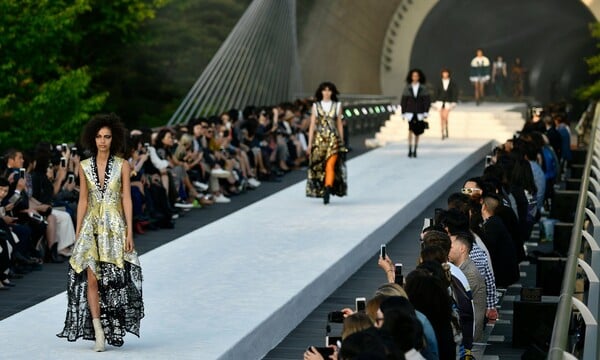 Ο οίκος Louis Vuitton παρουσίασε την συλλογή του στα βουνά της Ιαπωνίας, σε ένα διάσημο μουσείο