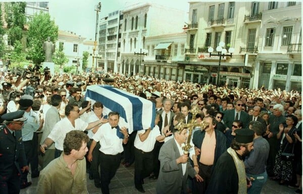 Επτά κηδείες που μετατράπηκαν σε λαϊκό προσκύνημα τα τελευταία τριάντα χρόνια