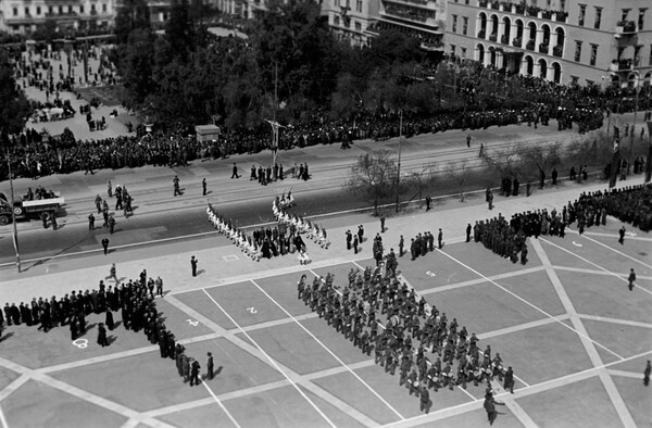 7 σπάνιες φωτογραφίες από την αθηναϊκή παρέλαση του 1945, την πρώτη μετά την απελευθέρωση