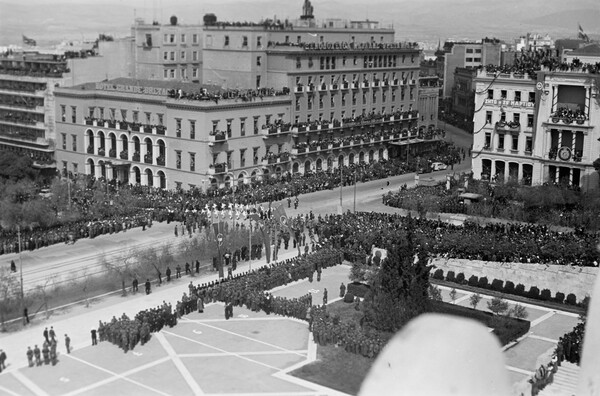 7 σπάνιες φωτογραφίες από την αθηναϊκή παρέλαση του 1945, την πρώτη μετά την απελευθέρωση