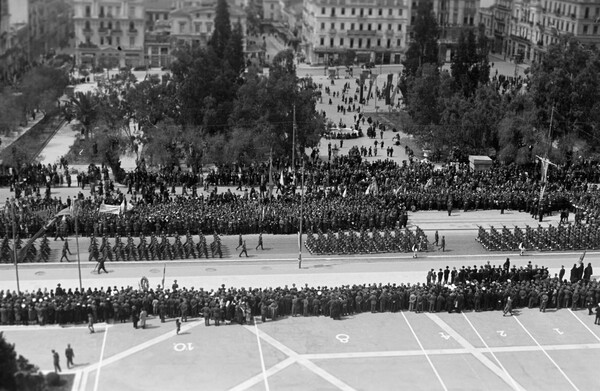 7 σπάνιες φωτογραφίες από την αθηναϊκή παρέλαση του 1945, την πρώτη μετά την απελευθέρωση