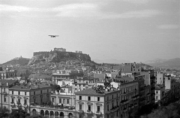 7 σπάνιες φωτογραφίες από την αθηναϊκή παρέλαση του 1945, την πρώτη μετά την απελευθέρωση