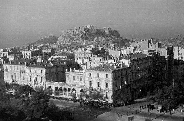 7 σπάνιες φωτογραφίες από την αθηναϊκή παρέλαση του 1945, την πρώτη μετά την απελευθέρωση
