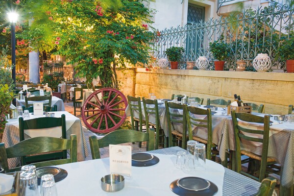 Tραπεζάκια έξω: γεύσεις και στέκια που αξίζουν σε Αθήνα, Πειραιά, Γλυφάδα και όχι μόνο
