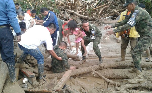 Δραματικές εικόνες στην Κολομβία - Απεγνωσμένες προσπάθειες να βρεθούν επιζώντες