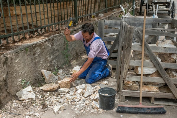 Ένας καλλιτέχνης μόλις μεταμόρφωσε το Αστεροσκοπείο Αθηνών σε έναν κήπο γεμάτο μηνύματα για την ανθρωπότητα