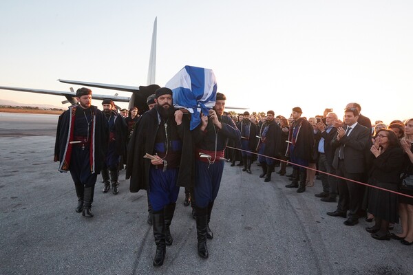 Κρητικοί βρακοφόροι και μαυροφορεμένες γυναίκες υποδέχτηκαν τη σορό του Κων. Μητσοτάκη στα Χανιά (ΒΙΝΤΕΟ)
