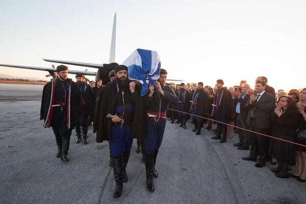 Κρητικοί βρακοφόροι και μαυροφορεμένες γυναίκες υποδέχτηκαν τη σορό του Κων. Μητσοτάκη στα Χανιά (ΒΙΝΤΕΟ)