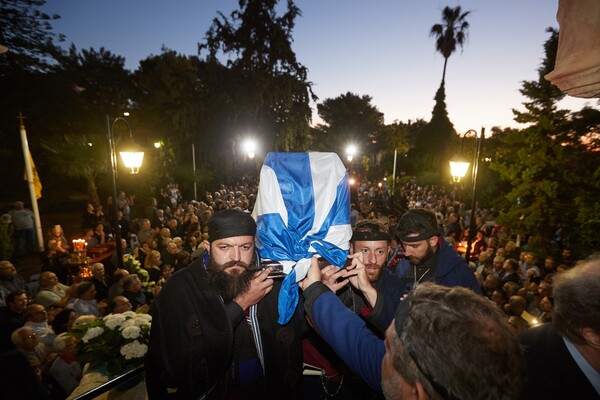 Κρητικοί βρακοφόροι και μαυροφορεμένες γυναίκες υποδέχτηκαν τη σορό του Κων. Μητσοτάκη στα Χανιά (ΒΙΝΤΕΟ)