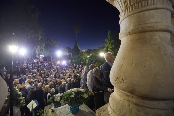 Κρητικοί βρακοφόροι και μαυροφορεμένες γυναίκες υποδέχτηκαν τη σορό του Κων. Μητσοτάκη στα Χανιά (ΒΙΝΤΕΟ)