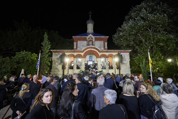 Κρητικοί βρακοφόροι και μαυροφορεμένες γυναίκες υποδέχτηκαν τη σορό του Κων. Μητσοτάκη στα Χανιά (ΒΙΝΤΕΟ)