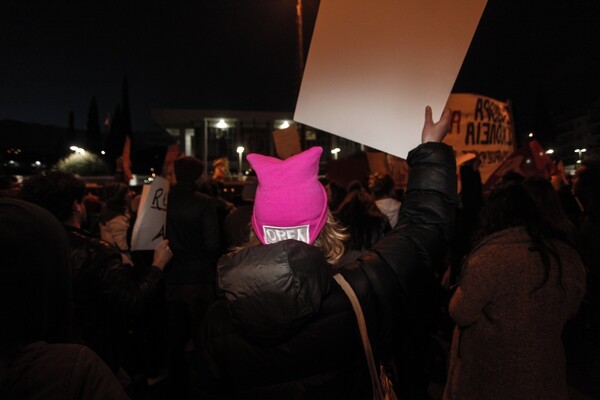 Women's March Athens: Oι γυναίκες στην Αθήνα υψώνουν τη φωνή τους κατά του Τραμπ
