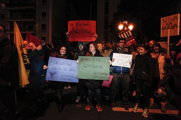 Women's March Athens: Oι γυναίκες στην Αθήνα υψώνουν τη φωνή τους κατά του Τραμπ