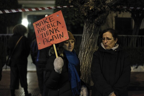 Women's March Athens: Oι γυναίκες στην Αθήνα υψώνουν τη φωνή τους κατά του Τραμπ