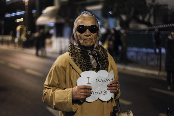 Women's March Athens: Oι γυναίκες στην Αθήνα υψώνουν τη φωνή τους κατά του Τραμπ