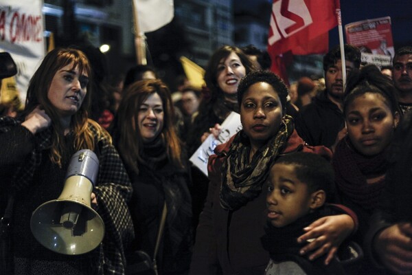 Women's March Athens: Oι γυναίκες στην Αθήνα υψώνουν τη φωνή τους κατά του Τραμπ