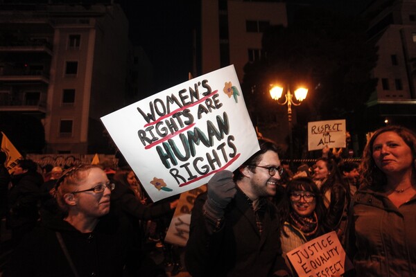Women's March Athens: Oι γυναίκες στην Αθήνα υψώνουν τη φωνή τους κατά του Τραμπ