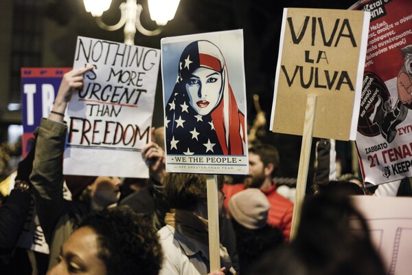 Women's March Athens: Oι γυναίκες στην Αθήνα υψώνουν τη φωνή τους κατά του Τραμπ