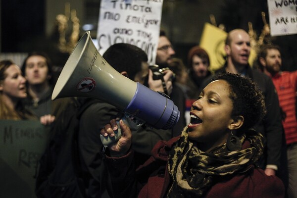 Women's March Athens: Oι γυναίκες στην Αθήνα υψώνουν τη φωνή τους κατά του Τραμπ