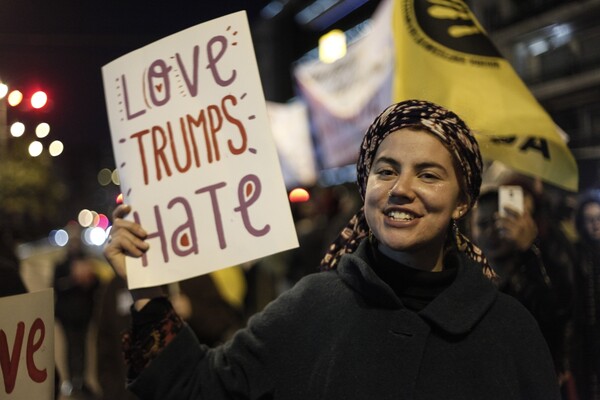 Women's March Athens: Oι γυναίκες στην Αθήνα υψώνουν τη φωνή τους κατά του Τραμπ