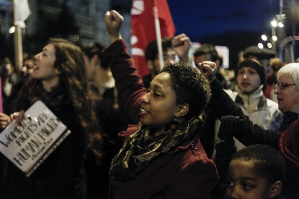 Women's March Athens: Oι γυναίκες στην Αθήνα υψώνουν τη φωνή τους κατά του Τραμπ