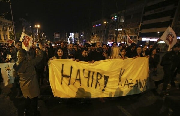 Χιλιάδες υποστηρικτές του «Όχι» στο δημοψήφισμα διαδήλωσαν στην Κωνσταντινούπολη