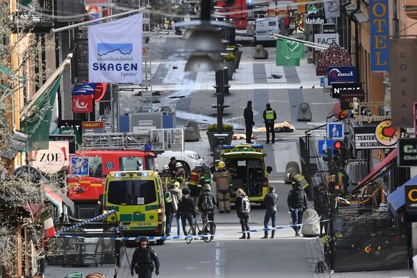 Ασύλληπτος παραμένει ο οδηγός του φορτηγού που παρέσυρε πεζούς στο κέντρο της Στοκχόλμης