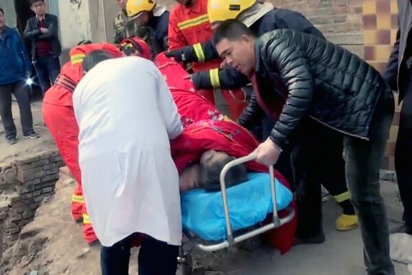 Κίνα: Άνδρας που σφήνωσε σε σωλήνα αποχέτευσης σε βάθος 10 μέτρων διασώθηκε τελικά