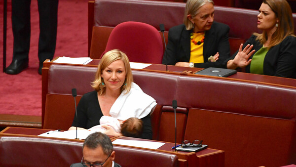 Μια στιγμή-ορόσημο στην Αυστραλία: Βουλευτίνα θηλάζει το μωρό της στα έδρανα της Γερουσίας