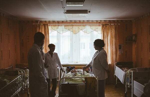 Αποκαλύψεις που σοκάρουν για τα ορφανοτροφεία της Λευκορωσίας - Εικόνες εξαθλίωσης με σκελετωμένα παιδιά