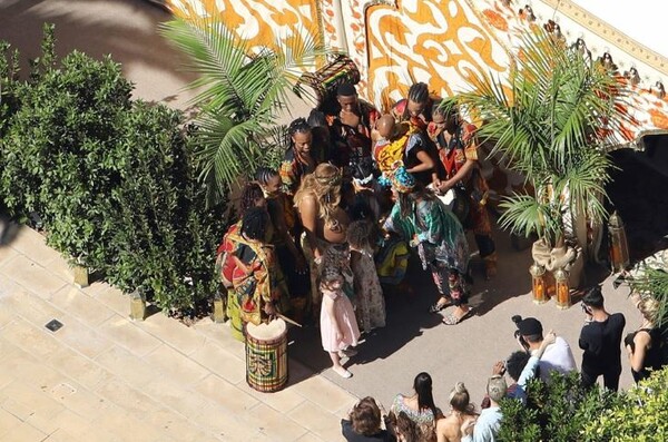 Λίγο πριν γεννήσει, η Beyonce κάνει «baby shower» πάρτι και καλύπτει την κοιλιά της με τατουάζ χένα