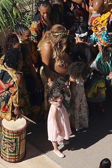 Λίγο πριν γεννήσει, η Beyonce κάνει «baby shower» πάρτι και καλύπτει την κοιλιά της με τατουάζ χένα