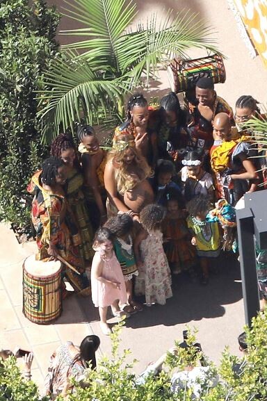 Λίγο πριν γεννήσει, η Beyonce κάνει «baby shower» πάρτι και καλύπτει την κοιλιά της με τατουάζ χένα